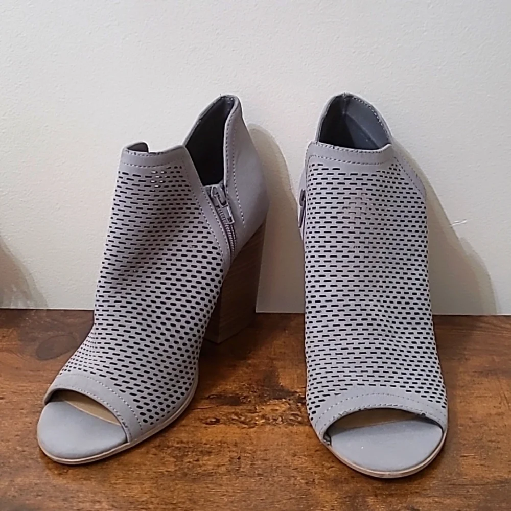 Soda Women's Gray Peep-Toe Ankle Boots Size 8